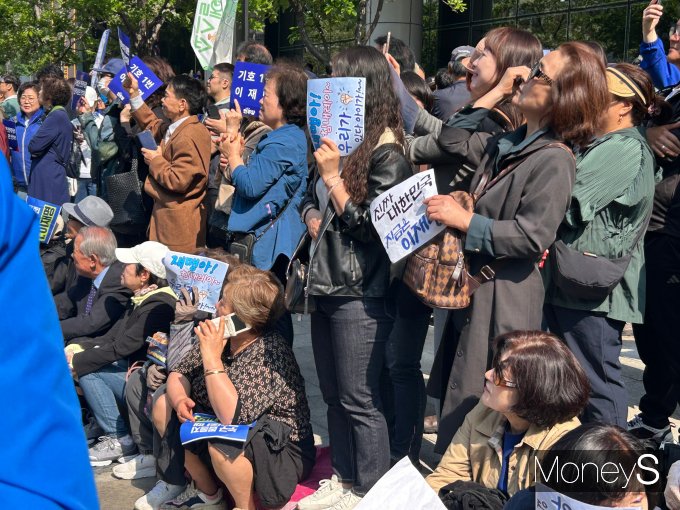 민주당은 이번 대선을 '민주공화국 수호'를 위한 싸움으로 규정하고 국민의힘을 향한 공세도 이어갔다. 사진은 12일 전 서울 종로구 청계광장에서 열린 중앙선거대책위원회 출정식에 시민들이 모인 모습.  /사진=김성아 기자