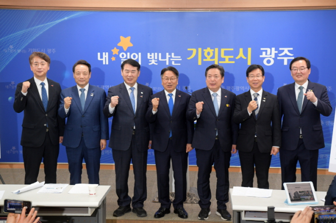강기정 광주광역시장(왼쪽 네번째)이 12일 오전 시청 브리핑실에서 이정선 교육감, 5개 구청장과 함께 제21대 대통령선거 투표 참여 운동 관련 기자회견을 하고 화이팅을 외치고 있다./사진=광주시