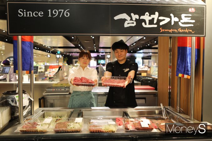  롯데백화점 광주점 지하1층 서울 압구정 갈비 맛집 '삼원가든' 매장 관계자들이 갈비를 선보이고 있다/사진=롯데백화점 홍보 3팀 제공.