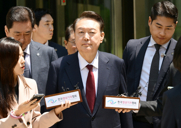 윤석열 전 대통령이 비상계엄 당시 총을 쏴서라도 국회에 진입하라고 지시했다는 증언이 나왔다. 사진은 내란 우두머리 혐의 등으로 기소된 윤 전 대통령이 12일 열린 3차 공판을 마치고 법원을 나선 모습. /사진=뉴스1