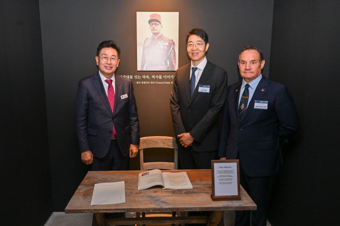 전진선 양평군수(왼쪽)와 지평주조 김기환 대표(왼쪽 두번째), 알렝 나스 전 프랑스 대사관 국방무관(오른쪽)이 지난 9일 지평양조장 내부 몽클라르 장군 집무실에서 사진촬영을 하고 있다. /사진제공=양평군