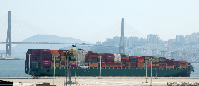 부산항에 입항하던 외국적 컨테이너선에서 대량의 마약이 발견돼 부산본부세관이 수사중이다. 사진은 코카인이 발견된 것으로 추정되는 컨테이너선이 12일 부산 북항 한 부두에 정박중인 모습. /사진=뉴시스