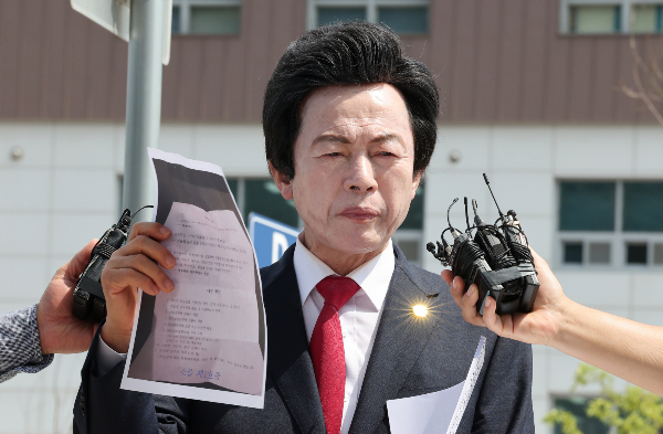 경찰이 신도 성추행·사기 혐의 등을 받는 허경영 국가혁명당 명예 대표에 대해 구속영장을 신청했다. 사진은 허경영 국가혁명당 명예대표가 '신도 성추행' 혐의와 관련 2차 조사에 출석해 입장을 발표하는 모습. /사진=뉴스1