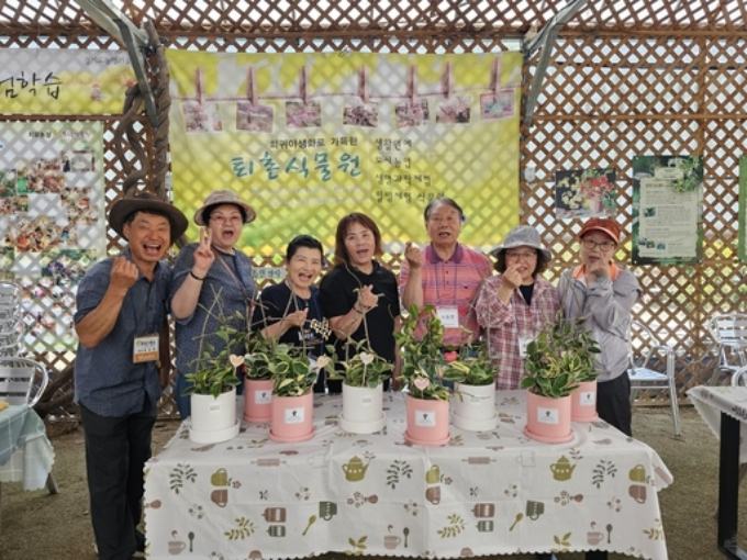  경기 광주 퇴촌식물원에서 경증 치매 노인과 경로당 어르신을 대상으로 치유농업 프로그램을 운영하고 있다. /사진제공=광주시