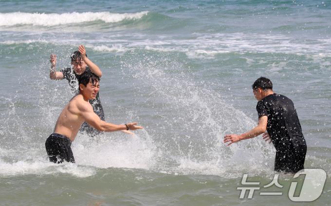 초여름 날씨를 보인 12일 오후 부산 해운대해수욕장을 찾은 관광객들이 물놀이를 즐기고 있다. 2025.5.12/뉴스1 ⓒ News1 윤일지 기자
