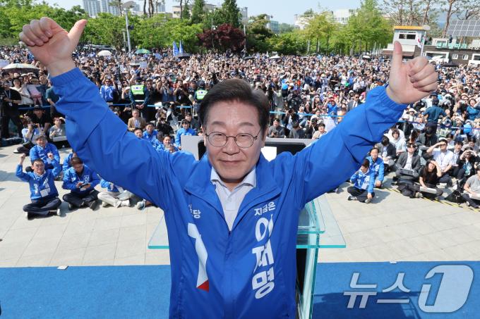 이재명 더불어민주당 대통령 후보가 제21대 대통령 선거 공식 선거운동 첫날인 12일 오후 경기 화성시 동탄 센트럴파크 음악분수중앙광장에서 연설에 앞서 인사하고 있다. ⓒ News1 안은나 기자