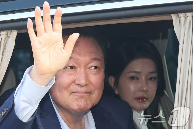 윤석열 전 대통령과 부인 김건희 여사. (공동취재) 2025.4.11/뉴스1 ⓒ News1 김성진 기자