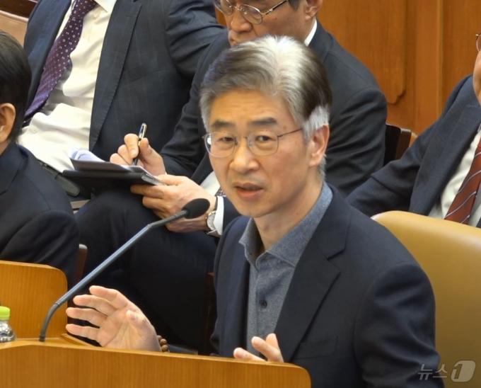 김봉식 전 서울경찰청장이 13일 서울 종로구 헌법재판소에서 열린 윤석열 대통령 탄핵심판 8차 변론에서 발언을 하고 있다. (헌법재판소 제공. 재판매 및 DB 금지) 2025.2.13/뉴스1