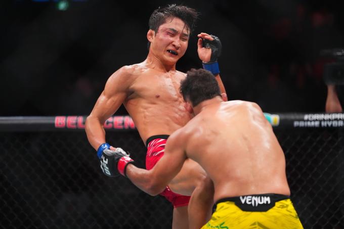 UFC 이정영이 산토스와 대결하고 있다.(UFC 제공)
