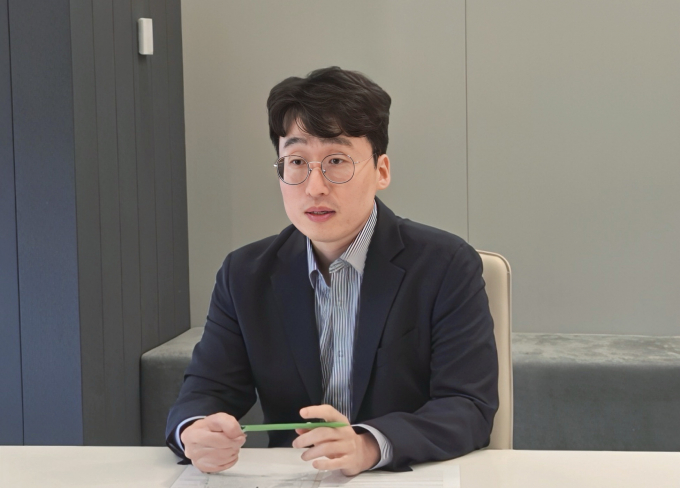 김기덕 신한자산운용 본부장이 머니S와 인터뷰를 하고 있다./사진=신한운용 