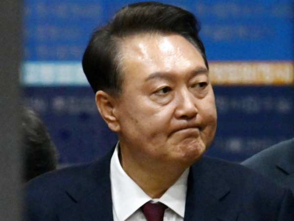 윤석열 전 대통령이 내란 우두머리 혐의 3차 공판을 마치고 침묵을 지키면서 귀가했다. 사진은 윤석열 전 대통령이 지난 12일 서울 서초구 서울중앙지방법원에서 열린 '내란 우두머리 혐의' 3차 공판을 마치고 귀가하고 있는 모습. /사진=뉴시스