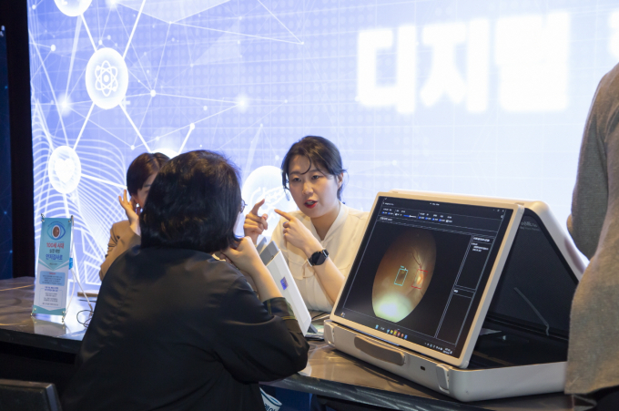 대웅제약이 2025 D.G.I.T 심포지엄을 열고 의료진들에게 디지털 헬스케어 기기를 직접 체험할 수 있는 자리를 마련했다. 행사에 참석한 의료진이 '위스키'와 '옵티나 제네시스'를 체험한 후 제품에 대한 설명을 듣고 있다. /사진=대웅제약 