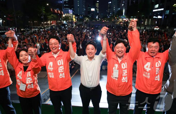 이준석 개혁신당 대통령 후보가 공식 선거운동이 시작된 12일 서울 중구 청계광장에서 가진 서울 첫 집중유세에서 유세차량에 올라 지지를 호소하고 있다. (공동취재) 2025.5.12/뉴스1 ⓒ News1 박정호 기자