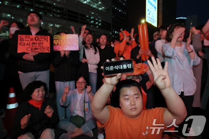 12일 서울 중구 청계광장에서 열린 이준석 개혁신당 대통령 후보 서울 첫 집중유세를 찾은 지지자들이 '이준석'을 연호하고 있다. 2025.5.12/뉴스1 ⓒ News1 박정호 기자
