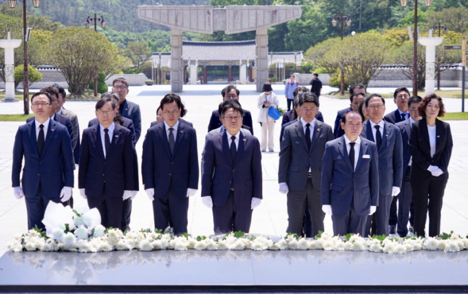 강기정 광주광역시장(앞줄 왼쪽 네번째)이 제45주년 5·18민주화운동 기념일을 앞두고 12일 광주시 간부공무원들과 함께 북구 국립5·18민주묘지를 찾아 참배를 하고 있다./사진=광주시