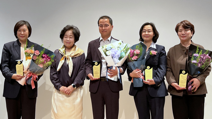 강명호 경기도자박물관장(가운데) 등 주요 관계자들이 '올해의 박물관·미술관상 교육 부문'을 수상하고 있다. /사진제공=한국도자재단