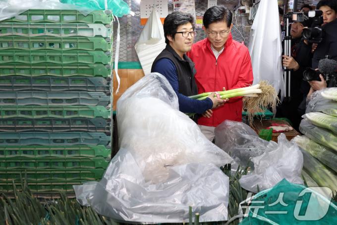 김문수 국민의힘 대선 후보가 제21대 대통령 선거 공식 선거운동이 시작된 12일 새벽 서울 송파구 양재대로 가락시장을 방문해 대파를 구매하고 있다. 2025.5.12/뉴스1 ⓒ News1 이동해 기자