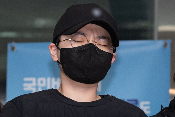  사기범 전청조가 교도소에서도 다른 재소자에게도 사기를 친 것으로 드러났다. 사진은 재력가 행세를 하며 30억여원을 편취한 혐의를 받는 전청조가 송치되는 모습. /사진=뉴스1