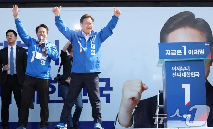 이재명 더불어민주당 대통령 후보가 제21대 대통령 선거 공식 선거운동 첫 날인 12일 오후 경기