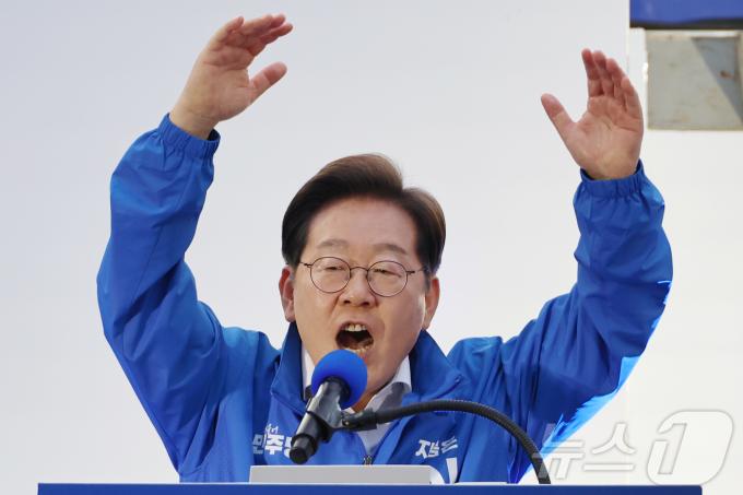 이재명 더불어민주당 대통령 후보가 제21대 대통령 선거 공식 선거운동 첫날인 12일 오후 대전 중구 으능정이거리 스카이로드에서 지지를 호소하고 있다. (공동취재) 2025.5.12/뉴스1 ⓒ News1 안은나 기자