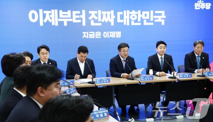 윤호중 더불어민주당 총괄본부장(오른쪽 세 번째)이 8일 오전 서울 여의도 민주당사에서 열린 진짜 대한민국 중앙선대위 총괄본부장단회의에서 모두 발언을 하고 있다. 2025.5.8/뉴스1 ⓒ News1 김민지 기자