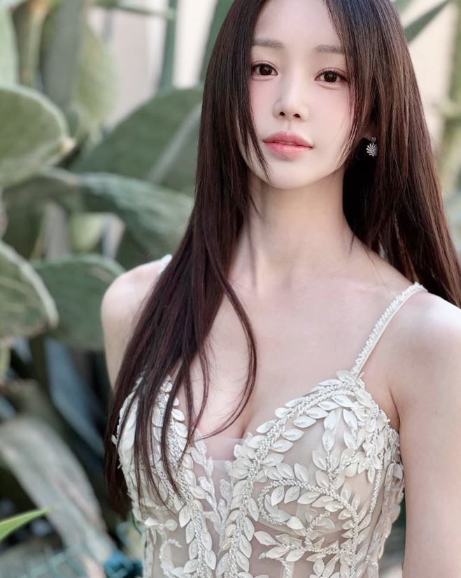 가수 겸 배우 남규리가 글래머러스한 몸매를 자랑하며 사진을 공개했다. 사진은 남규리가 베이지색 시스루 드레스를 입은 모습. /사진=남규리 인스타그램 캡처