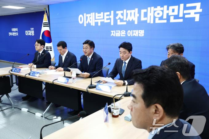 윤호중 더불어민주당 총괄본부장이 8일 오전 서울 여의도 민주당사에서 열린 진짜 대한민국 중앙선대위 총괄본부장단회의에서 모두 발언을 하고 있다. 2025.5.8/뉴스1 ⓒ News1 김민지 기자
