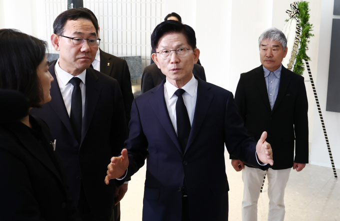 김문수 국민의힘 대선 후보가 13일 윤석열 전 대통령 출당 계획에 대해 선을 그었다. 사진은 이날 오전 대구 동구 국립신암선열공원을 방문한 김 후보. /사진=뉴스1
