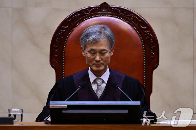 조희대 대법원장이 1일 오후 서울 서초구 대법원 대법정에서 이재명 더불어민주당 대통령 후보의 공직선거법 위반 사건 상고심 선고를 준비하며 생각에 잠겨 있다. 2025.