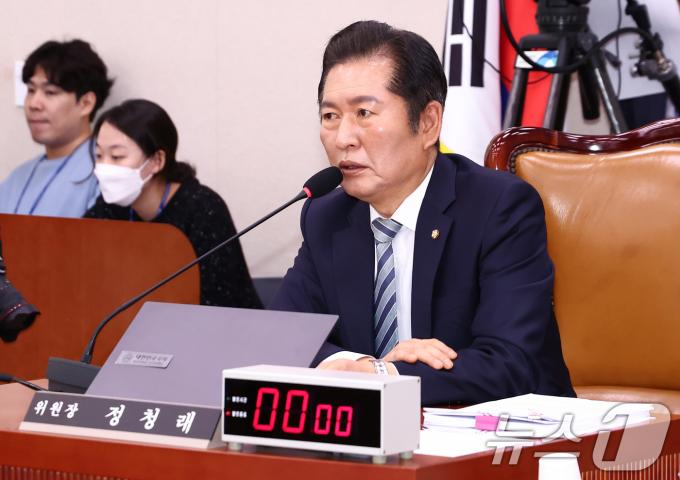 정청래 법제사법위원장이 2일 오전 서울 여의도 국회에서 열린 법제사법위원회 전체회의에서 발언하고 있다. 2025.5.2/뉴스1 ⓒ News1 김민지 기자