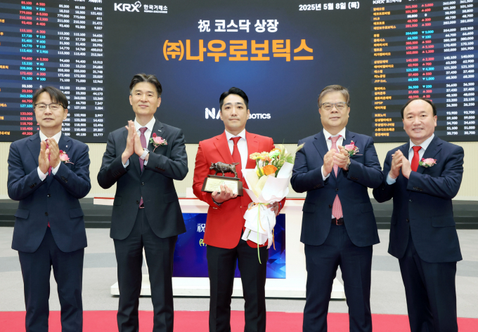 8일 서울 영등포구 한국거래소에서 열린 나우로보틱스 코스닥시장 상장 기념식에서 김대영 한국IR협의회 부회장(왼쪽부터)과 민경욱 한국거래소 코스닥시장본부장, 이종주 나우로보틱스 대표이사, 오익근 대신증권 대표이사, 강왕락 코스닥협회 부회장이 기념 촬영을 하고 있다./사진=한국거래소 제공.