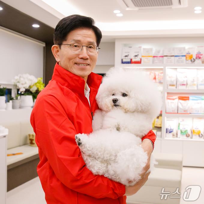 김문수 국민의힘 대통령 후보가 12일 대구의 한 반려동물 전문 병원인 '에피소드동물메디컬센터'를 찾아 기념 촬영을 하고 있다. 2025.5.12. (김 후보 캠프 제공)