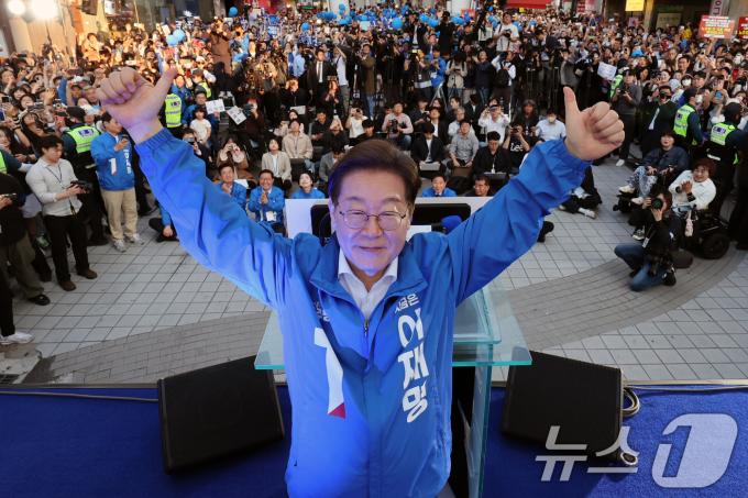 이재명 더불어민주당 대통령 후보가 제21대 대통령 선거 공식 선거운동 첫날인 12일 오후 대전 중구 으능정이거리 스카이로드에서 유세에 앞서 엄지 손가락을 치켜들고 있다. (공동취재) 2025.5.12/뉴스1 ⓒ News1 안은나 기자