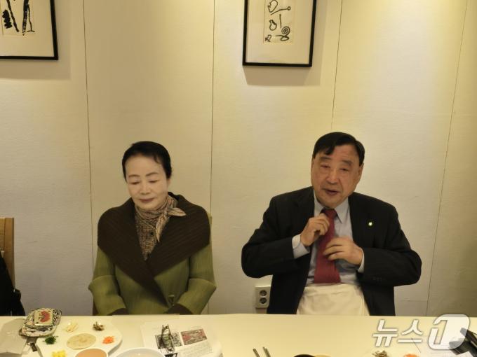 12일 조형아트서울(PLAS) 2025 기자간담회. 조직위원장 이희범 부영그룹 회장(오른쪽)과 운영위원장 손성례 청작화랑 대표. ⓒ 뉴스1 김정한 기자