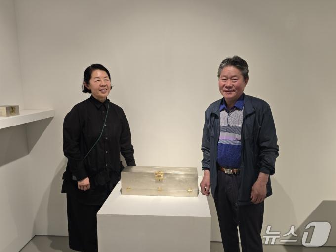 '두 번째 박여숙 간섭 이경노 백동(白銅) 공예전' 전시 전경. 박여숙 대표(왼쪽)와 이경노 작가. ⓒ 뉴스1 김정한 기자