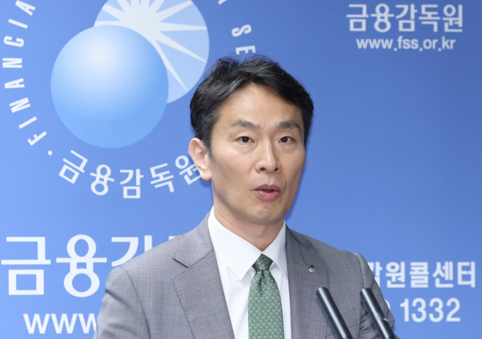 금융감독원은 이복현 금감원장이 지난 12일(현지시간) 스위스 바젤에서 열린 바젤은행감독위원회(BCBS) 최고위급회의(GHOS)에 참석했다고 13일 밝혔다. 사진은 지난달 24일 이복현 금융감독원장이 서울 영등포구 금융감독원에서 MBK, 삼부토건 등 자본시장 현안 관련 브리핑하는 모습./사진=뉴시스