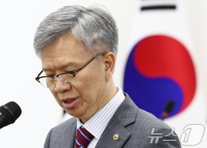 김택우 대한의사협회장이 10일 오전 서울 여의도 국회도서관에서 열린 '의료현장 정상화를 위한 정책대화, 의료정책 결정에서의 거버넌스 구축과 대국민 신뢰도 제고 방안'에서 인사말을 하고 있다. 2025.4.10/뉴스1 ⓒ News1 김민지 기자
