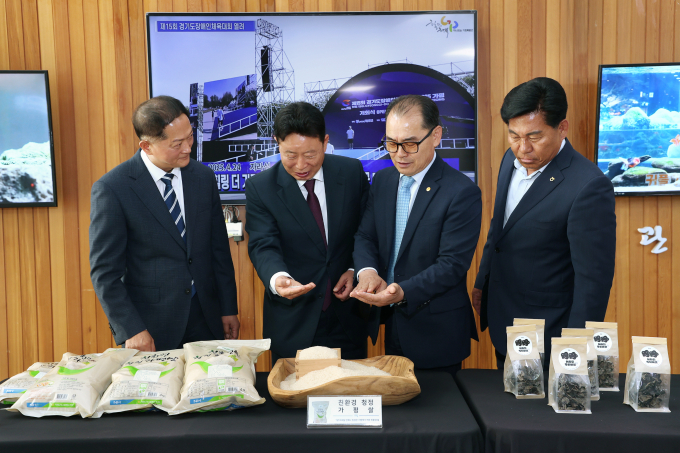 이재준 경기도주식회사 대표이사, 서태원 가평군수, 조재익 경기무역공사 부사장, 장동규 가평군농협 조합장(왼쪽부터)이 13일 가평군청에서 열린 '가평군 농산물 미국 수출 선전식'에서 친환경 쌀과 건목이버섯을 보고 있다. /사진제공=가평군