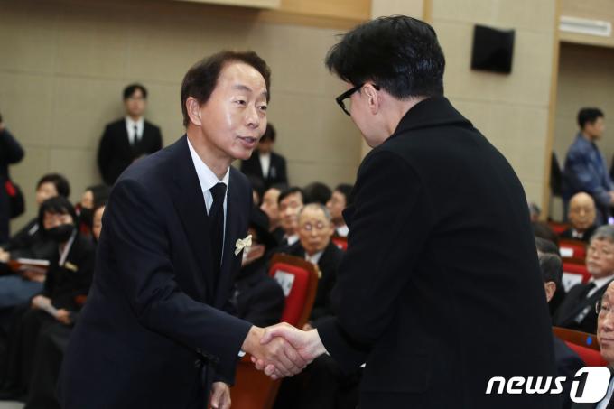 김현철 김영삼대통령기념재단 이사장이 11일 오전 서울 동작구 국립서울현충원에서 엄수된 김영삼 전 대통령의 부인 고 손명순 여사의 영결식에 한동훈 국민의힘 비대위원장과 인사나누고 있다.2024.3.11/뉴스1 ⓒ News1 이광호 기자