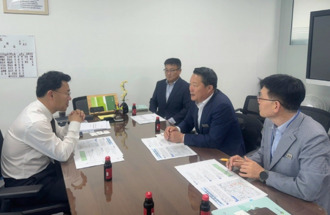 최영일 순창군수(사진 오른쪽 가운데)가  기재부 강영규  대변인(사진 왼쪽)에게 지역 도로 개선 사업의 필요성을 설명하고 있다/사진=순창군