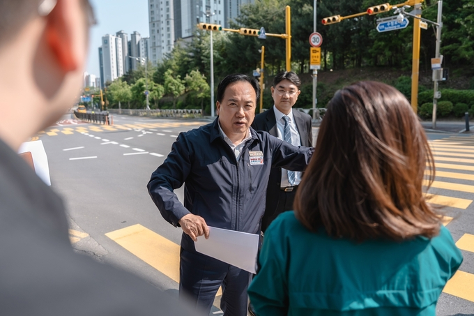 이권재 시장이 12일 도로재포장 공사 구간을 찾아 현장 추진 상황과 개선 방향을 살폈다. /사진제공=오산시