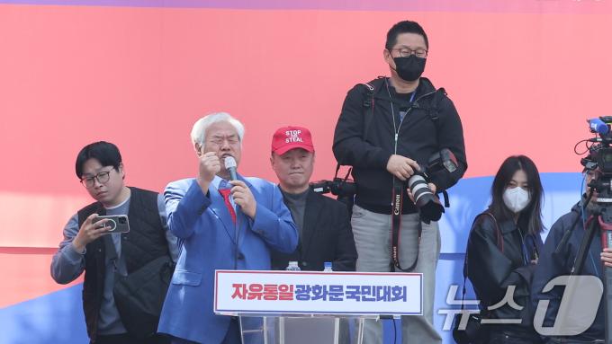서울 용산구 한남동 대통령 관저 앞에서 전광훈 사랑제일교회 목사가 윤석열 대통령 탄핵 기각을 촉구하며 지지자들에게 발언 하고 있다. 2025.4.4/뉴스1 ⓒ News1 김성진 기자