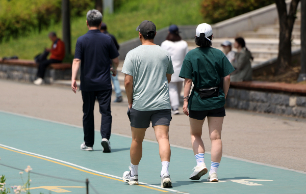 사진은 서울 낮 최고기온이 25도 이상 오르며 더운 날씨를 보인 13일 서울 동작구 보라매공원에서 시민들이 반바지와 반팔을 입고 산책하고 있는 모습. /사진=뉴시스