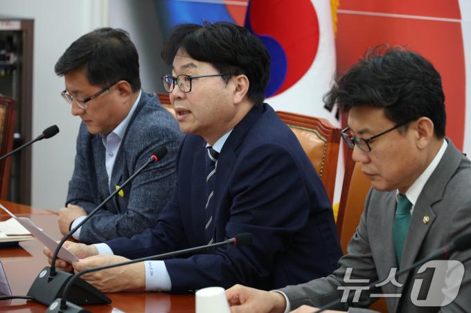 이한주 더불어민주당 진짜 대한민국 중앙선대위 총괄선거대책본부 정책본부장이 12일 오전 서울 여의도 국회에서 열린 제21대 대통령선거 더불어민주당 10대 공약 기자간담회에서 발언하고 있다. 2025.5.12/뉴스1 ⓒ News1 이광호 기자