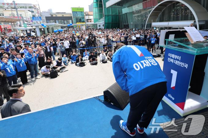 이재명 더불어민주당 대통령 후보가 대표적 험지인 대구·경북(TK) 지역 유세에 돌입한 13일 오전 경북 구미역 광장에 도착해 인사하고 있다. (공동취재) 2025.5.13/뉴스1 ⓒ News1 안은나 기자