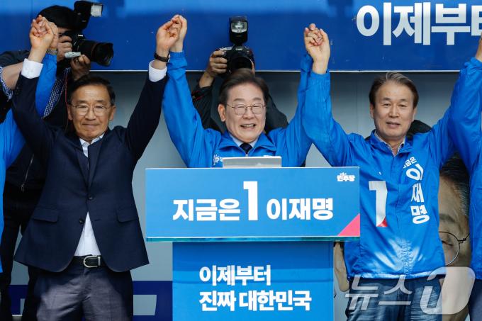 이재명 더불어민주당 대통령 후보가 선거운동 이틀째를 맞은 13일 오전 집중 유세를 위해 경북 구미역 광장을 찾아 권오을 국민대통합위원장, 장세용 전 구미시장 등과 지지를 호소하고 있다. 2025.5.13/뉴스1 ⓒ News1 안은나 기자
