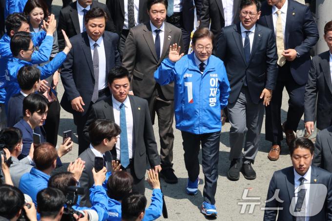 이재명 더불어민주당 대통령 후보가 대표적 험지인 대구·경북(TK) 지역 유세에 돌입한 13일 오전 경북 구미역 광장에 들어서며 인사하고 있다. (공동취재) 2025.5.13/뉴스1 ⓒ News1 안은나 기자