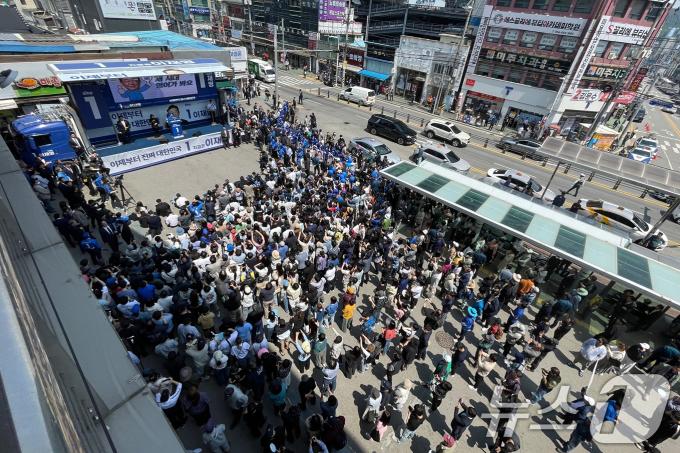 이재명 더불어민주당 대통령 후보가 대표적 험지인 대구·경북(TK) 지역 유세에 돌입한 13일 오전 경북 구미역 광장에서 시민들이 이 후보의 연설을 듣고 있다. (공동취재) 2025.5.13/뉴스1 ⓒ News1 안은나 기자
