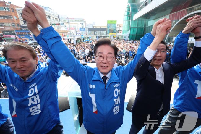 이재명 더불어민주당 대통령 후보가 대표적 험지인 대구·경북(TK) 지역 유세에 돌입한 13일 오전 경북 구미역 광장에서 권오을 국민대통합위원장 등과 인사하고 있다. (공동취재) 2025.5.13/뉴스1 ⓒ News1 안은나 기자