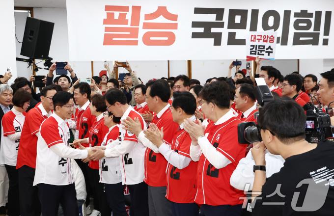 김문수 국민의힘 대통령 후보(왼쪽)가 13일 대구시당에서 열린 대구경북 선대위 출정식 및 임명장 수여식에서 입장하고 있다. 2025.5.13/뉴스1 ⓒ News1 김민지 기자
